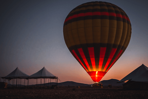 Montgolfière au coucher du soleil