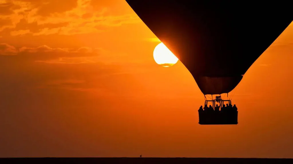 Montgolfière au lever du soleil